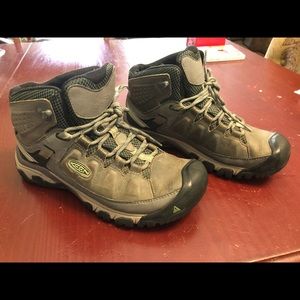 Women’s keen hiking boot water proof.